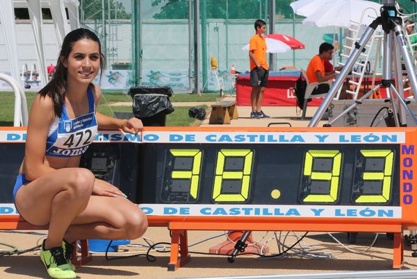 EVA SANTIDRIÁN, GRAN REGISTRO EN SU DEBUT EN LOS 400 METROS : 57.73