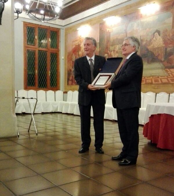 EL JUEZ SEGOVIANO JOSÉ MARÍA RODRÍGUEZ RECIBE LA PLACA «JUAN SASTRE»