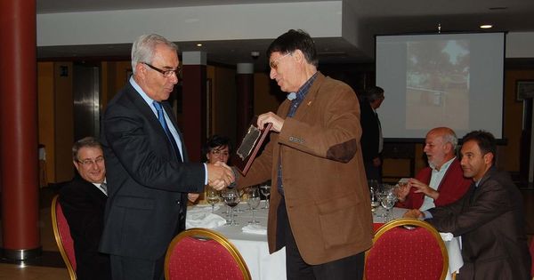 EL JUEZ VALLISOLETANO TOMÁS ESCUDERO RECIBE LA PLACA JUAN SASTRE.