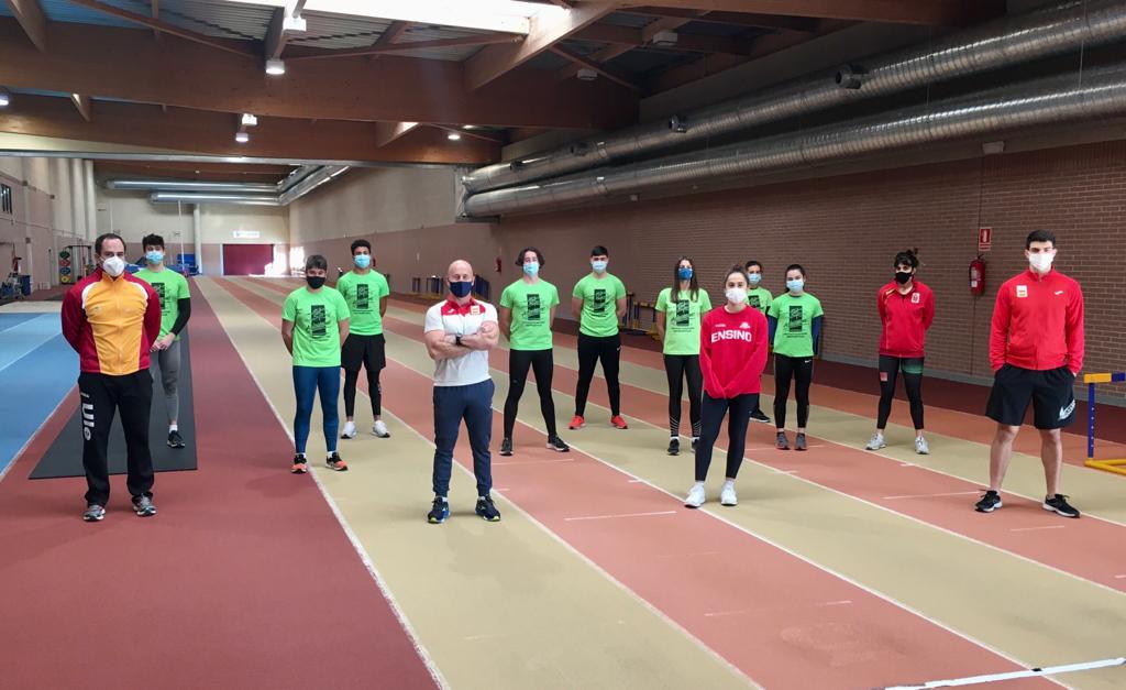 EN LEÓN, LOS LANZADORES DE JABALINA, CON EL ENTRENADOR GALLEGO RAIMUNDO FERNANDEZ COMO PONENTE.